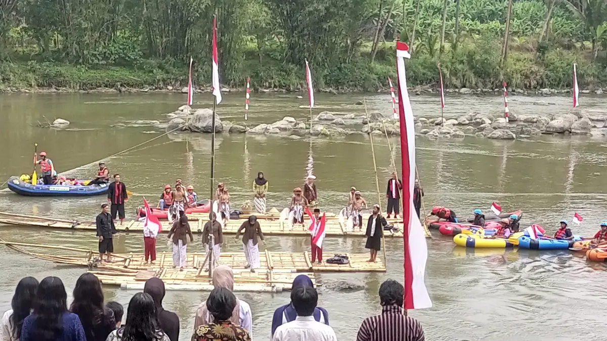Warga melakuka upacara HUT ke-81 RI di kawasan Wisata Getek Balong, Sambeng, Senin (17/8).