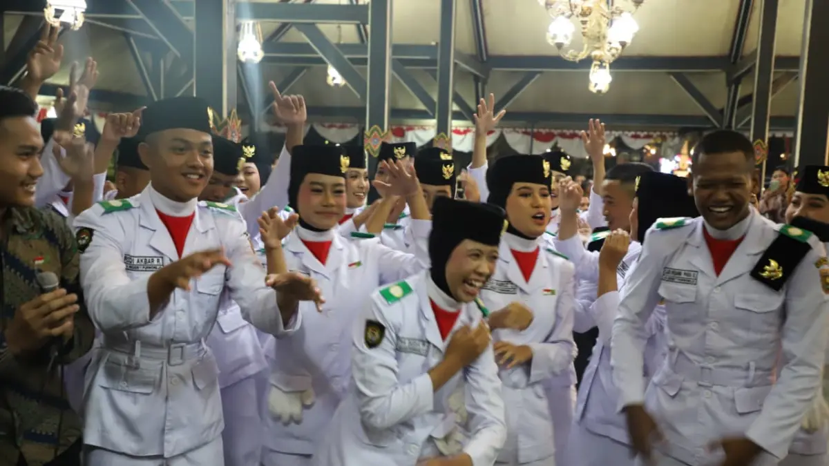 Bupati Purworejo Yuli Hastuti memberikan sambutan saat Ramah Tamah bersama Paskibraka di Pendopo Agung Kabupaten Purworejo, Senin malam (17/8). (Dokumentasi Prokopim Purworejo)