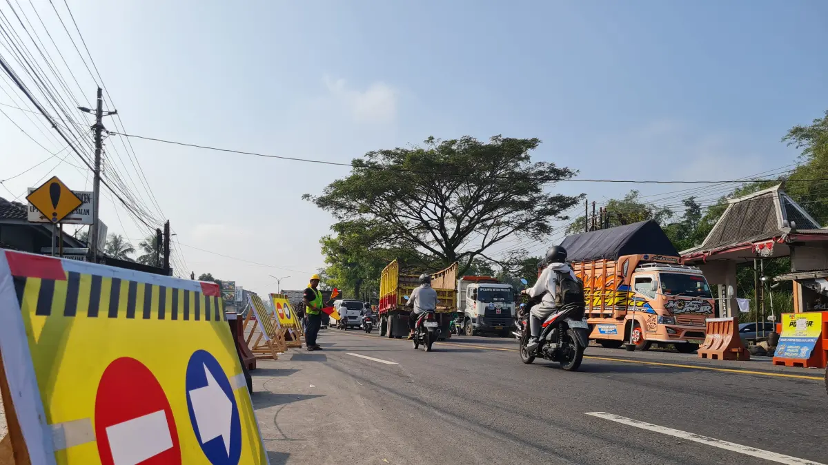 Jembatan Krakitan atau Batang A ditutup karena dalam masa perbaikan sehingga memanfaatkan sisi B.