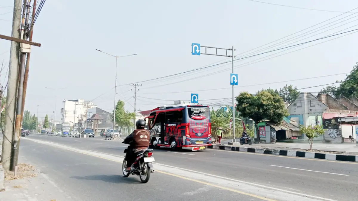 Kondisi separator di Ring Road Utara yang sudah dibongkar. Delima Purnamasari/Radar Jogja