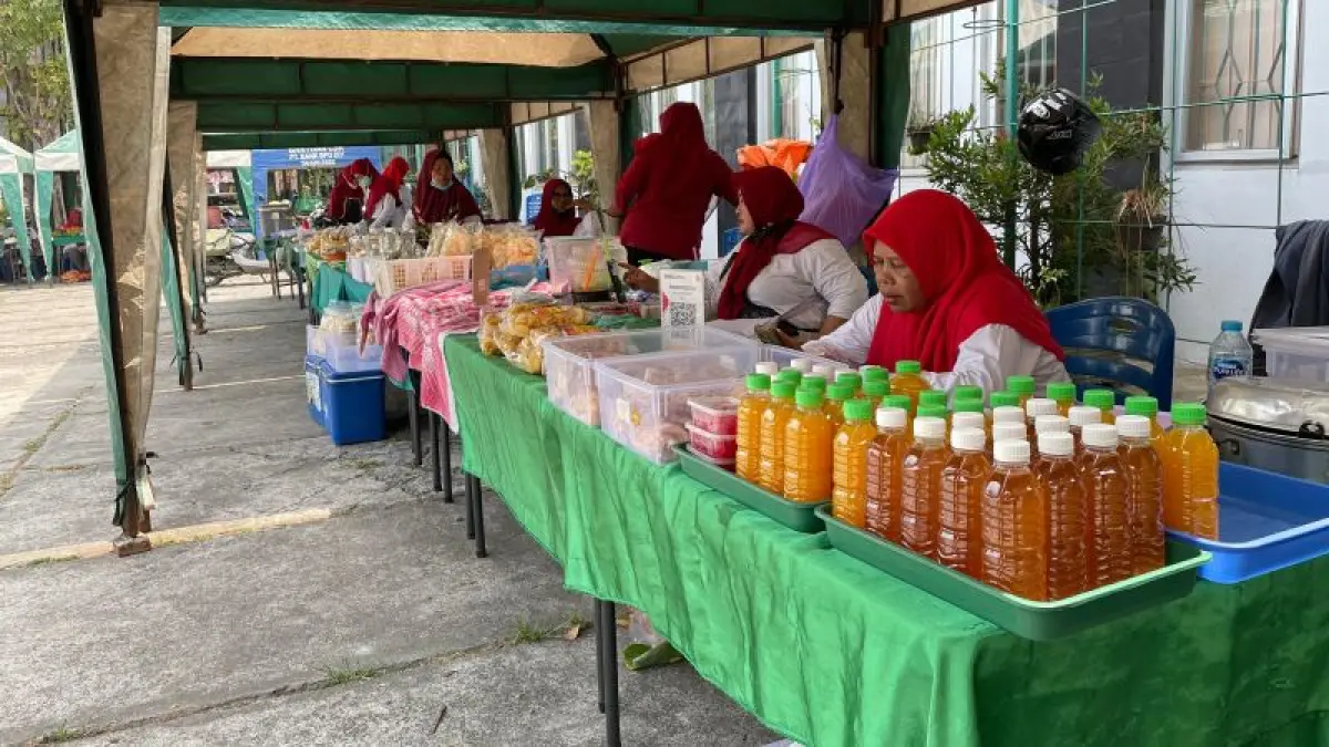 KONSISTEN: Pelaku UMKM saat berjualan di Pasar Tani yang berlokasi di halaman Kantor DKPP Kabupaten Bantul Selasa (18/8). (ARIS ROMADHON/RADAR JOGJA)