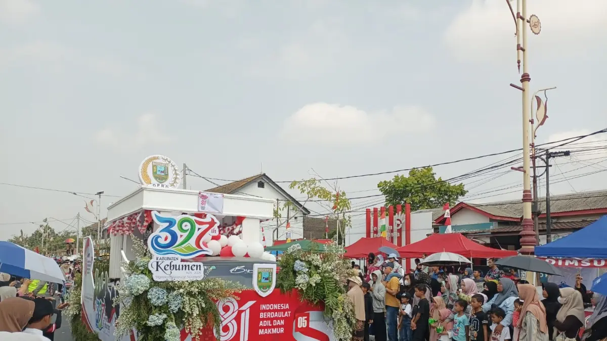 Mobil hias dari berbagai instansi turut menyemarakkan rangkaian Karnaval Pembangunan tingkat Kabupaten Kebumen Tahun 2026, Selasa (18/8). (M Hafied/Radar Jogja)

&nbsp;
