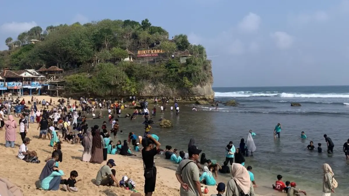 OBWIS FAVORIT: Wisatawan memadati kawasan Pantai Indrayanti, Gunungkidul saat long weekend peringatan HUT ke-81 Kemerdekaan RI Minggu (16/8). (Dzika Fajar/Radar Jogja)