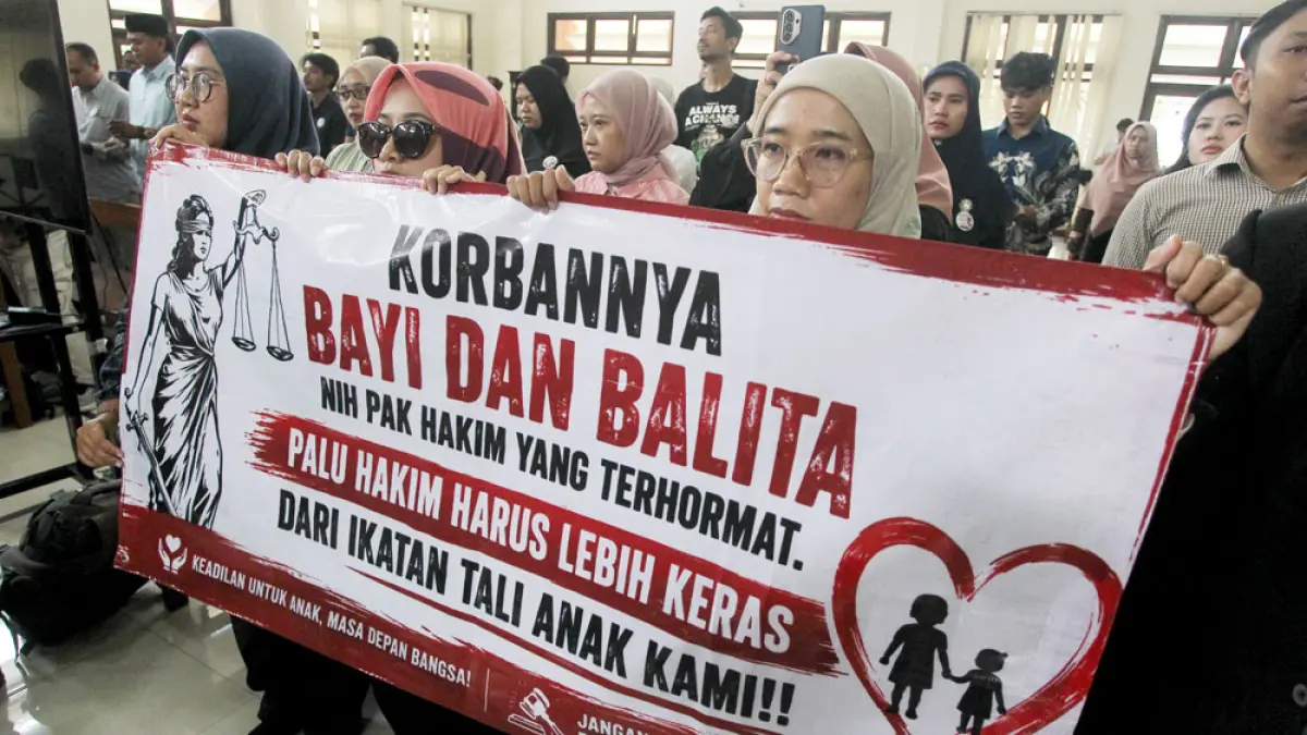Para orang tua membentangkan banner tuntutan dalam kasus kekerasan terhadap anak di daycare Little Aresha di PN Jogja, Selasa (18/8). Guntur Aga Tirtana/Radar Jogja