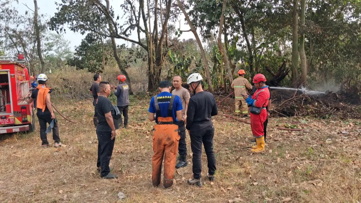 Penanganan kebakaran lahan di Ngaglik, Sleman, Selasa (18/8). (Dokumentasi Polresta Sleman)