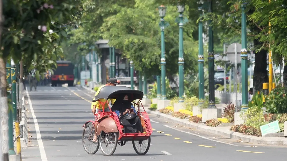 Pengayuh becak mengantar penumpang saat melintas di Jalan Panembahan Senopati, Kota Jogja, Selasa (18/8/2026). GUNTUR AGA TIRTANA/RADAR JOGJA