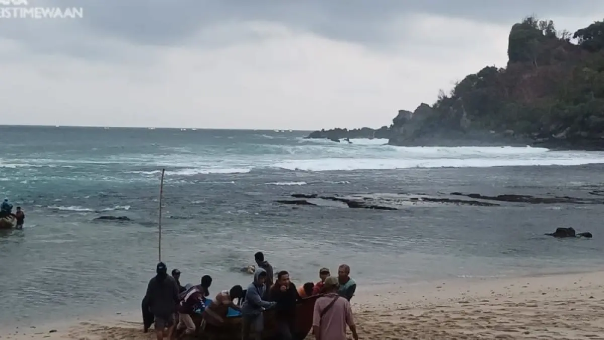 Personel Satlinmas Rescue Istimewa Wilayah Operasi I mengevakuasi perahu nelayan yang terbalik dihantam gelombang di perairan Ngumbul, Gunungkidul. Tiga nelayan berhasil diselamatkan dalam kondisi baik. (Dok. Satlinmas Rescue Istimewa I)