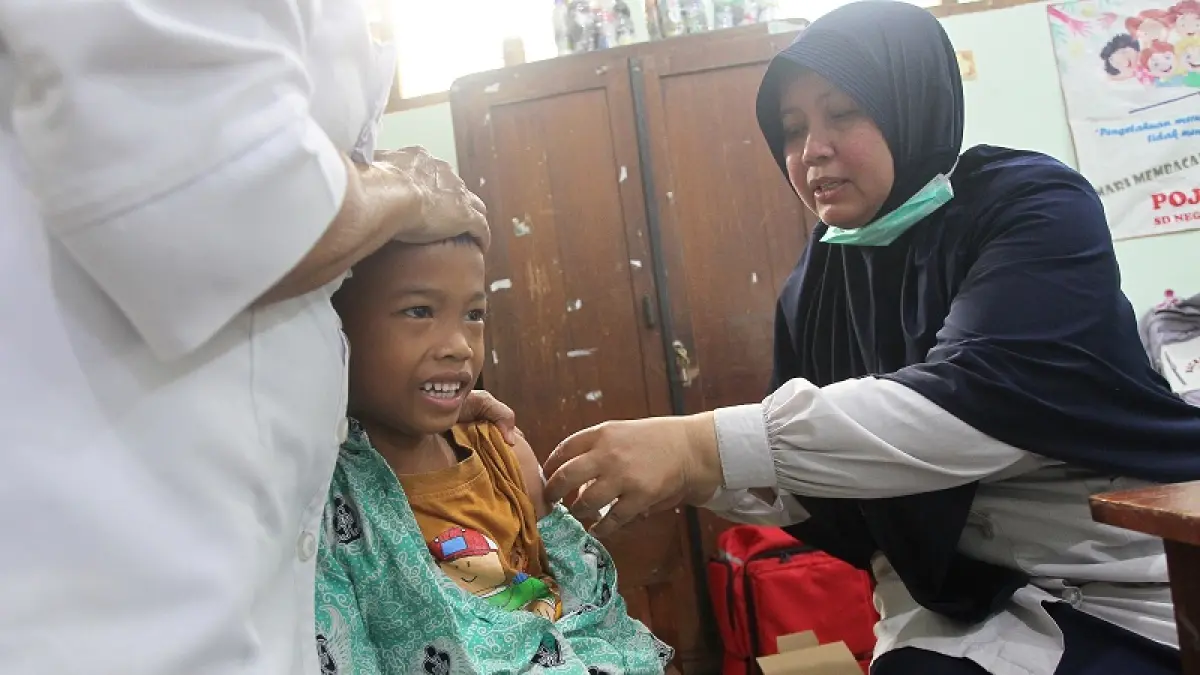 Petugas kesehatan menyuntikkan vaksin Human Papillomavirus (HPV) kepada siswa kelas V saat Bulan Imunisasi Anak Sekolah (BIAS) beberapa waktu lalu. Foto: Guntur Aga Tirtana/Radar Jogja