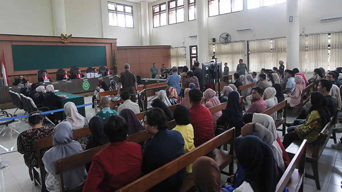 PROSES HUKUM: 11 terdakwa kasus dugaan kekerasan terhadap anak menjalani sidang perdana dengan agenda pembacaan dakwaan di PN Jogja, kemarin (18/8). (Guntur Aga Tirtana/Radar Jogja)