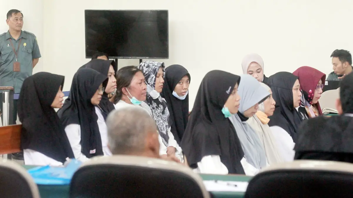 Sebelas terdakwa kasus dugaan kekerasan terhadap anak di Daycare Little Aresha menjalani sidang perdana dengan agenda pembacaan dakwaan di Pengadilan Negeri Jogjakarta, kemarin (18/8). Guntur Aga Tirtana/Radar Jogja