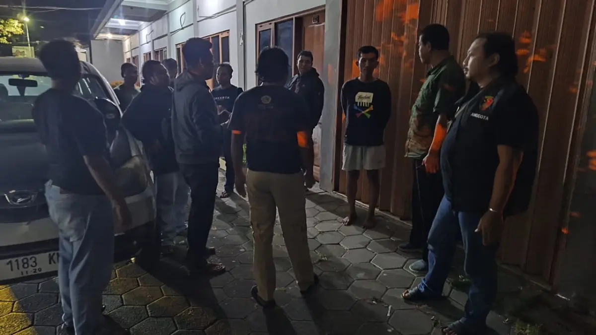 TANGKAP: Personel Satreskrim Polres Kulon Progo mendatangi kediaman pelaku di Kapanewon Temon. (Dokumentasi Polres Kulon Progo)