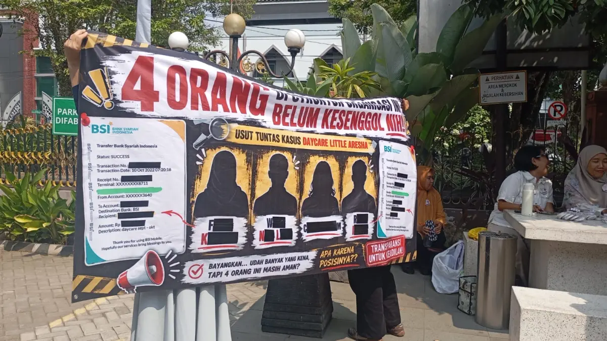 TUNTUT: Para orang tua membentangkan banner tuntutan dalam kasus kekerasan terhadap anak di daycare Little Aresha di Pengadilan Negeri Jogja, Selasa (18/8/2026). (FOTO// IWAN NURWANTO/Radar Jogja)