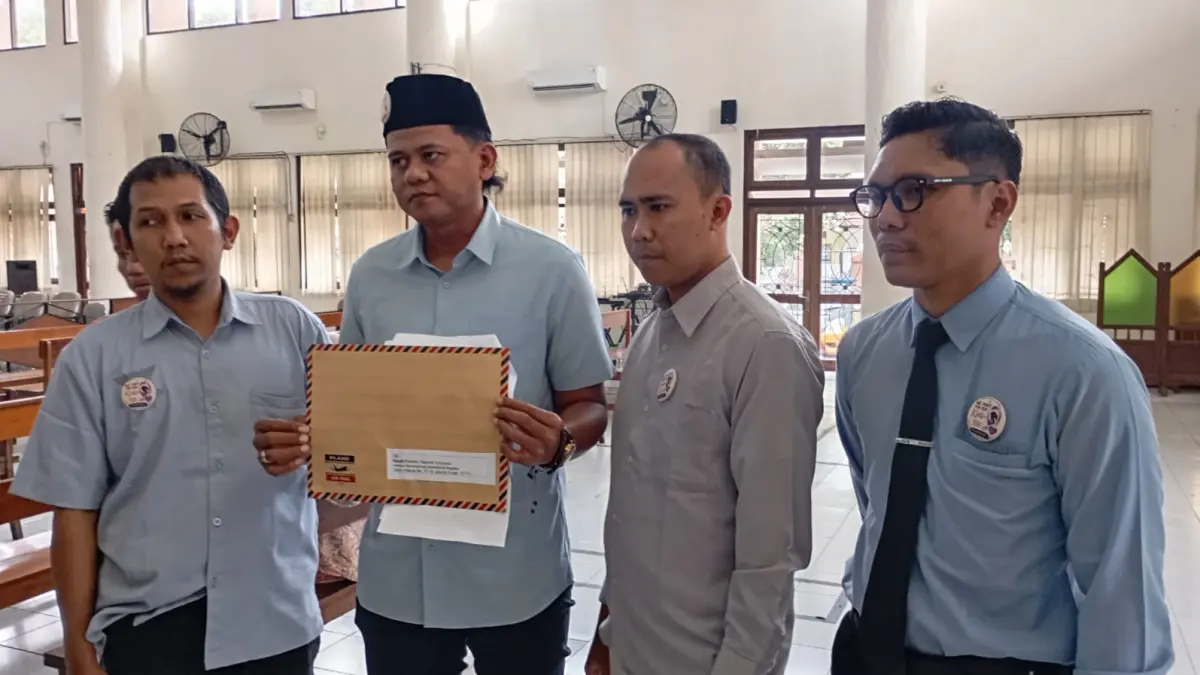 TUNTUT: Sejumlah orang tua korban daycare Little Aresha saat menunjukkan surat yang akan dikirimkan kepada Presiden Prabowo Subianto di Pengadilan Negeri Jogja, Selasa (18/8/2026). (FOTO// IWAN NURWANTO/Radar Jogja)&nbsp;
