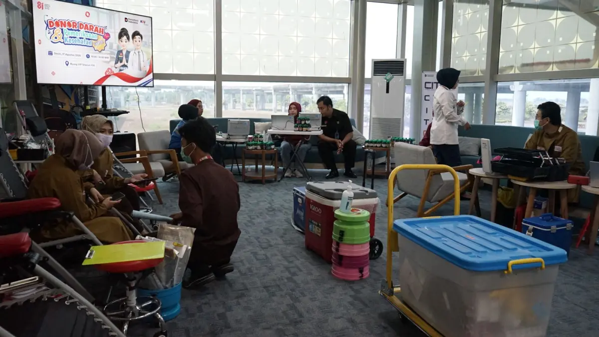 Ada yang beda di Stasiun YIA, petugas berbusana adat hingga donor darah sambut puluhan ribu penumpang HUT ke-81 RI.
