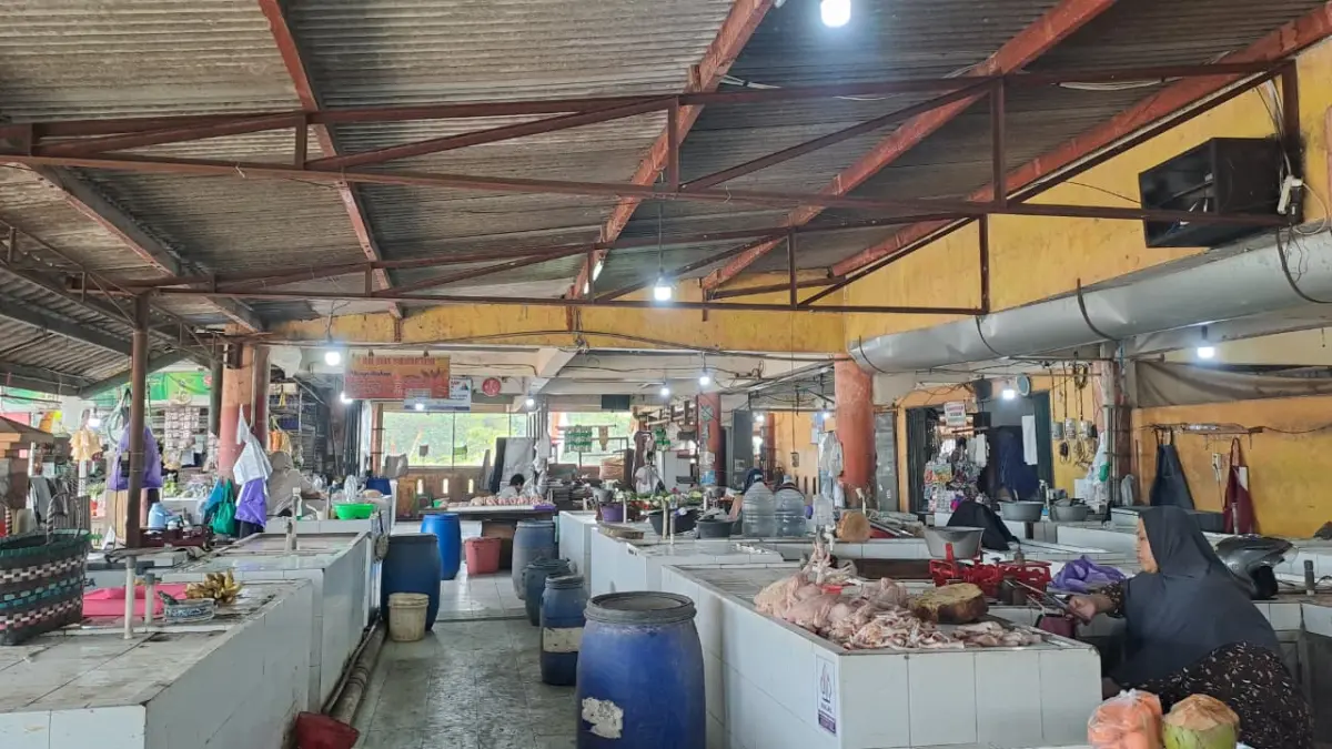 BELUM TURUN: Pedagang melayani pembeli di Pasar Argosari, Wonosari, Gunungkidul, Rabu (19/8/2026). (Dzika Fajar/Radar Jogja)
