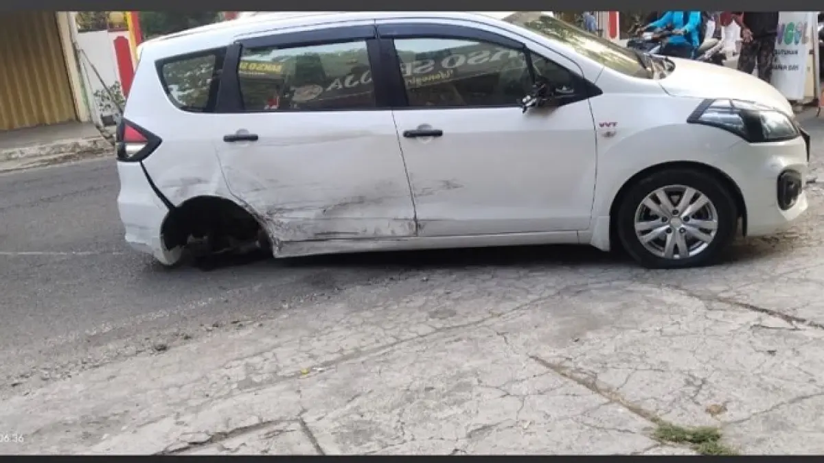 DIEVAKUASI: Mobil yang terlibat kecelakaan di Jalan Karangmojo-Wonosari dievakuasi setelah mengalami kerusakan akibat benturan, Rabu (19/8/2026). (Istimewa)

&nbsp;