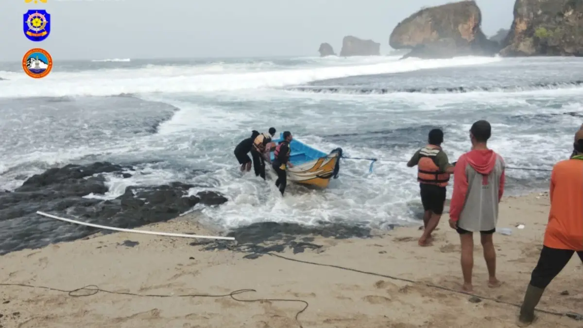 GOTONG ROYONG: Nelayan bersama tim SAR berupaya menepikan perahu yang terbalik akibat dihantam gelombang di Pantai Siung, Rabu (19/8/2026). (Dok. Satlinmas Rescue Istimewa)