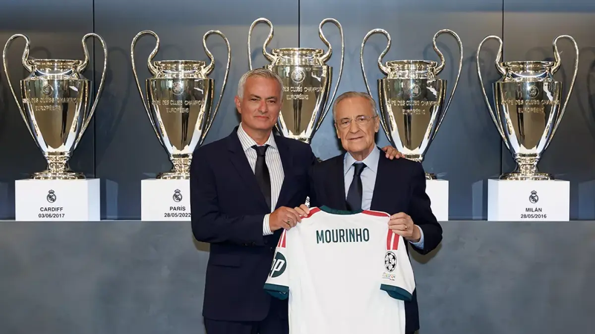 Jose Mourinho (kiri) bersama presiden Real Madrid, Florentino Perez (kanan).