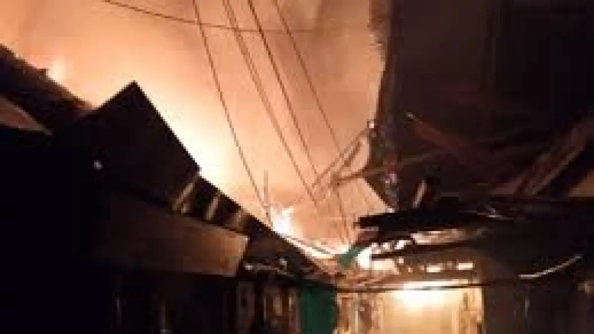 Kebakaran melanda sebuah rumah tinggal di Jalan Pisangan Baru Tengah 1, RT 7/RW 2, Nomor 19, Pisangan Baru, Matraman, Jakarta Timur, Rabu pagi. Kebakaran tersebut diduga dipicu oleh korsleting listrik.