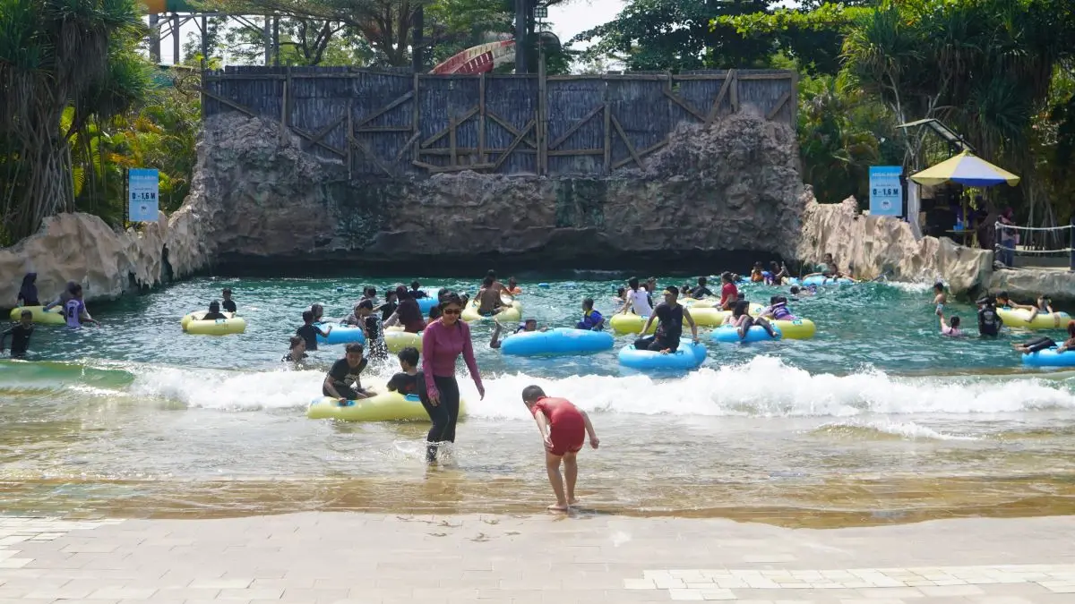 Keseruan bermain di wahana Waterboom Jogja