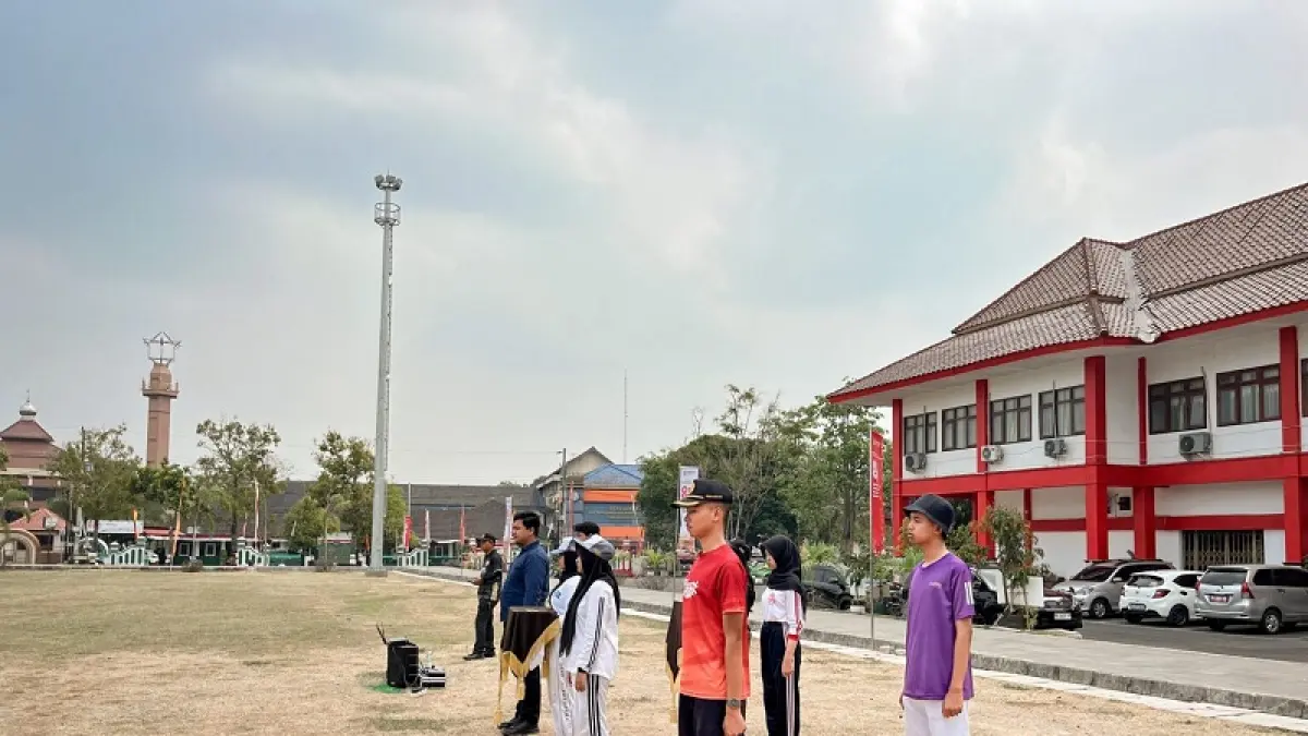 LATIHAN: Peserta mengikuti latihan baris-berbaris di Alun-Alun Wonosari, Gunungkidul, Rabu (19/8/2026). Dzika&nbsp;Fajar/Radar Jogja