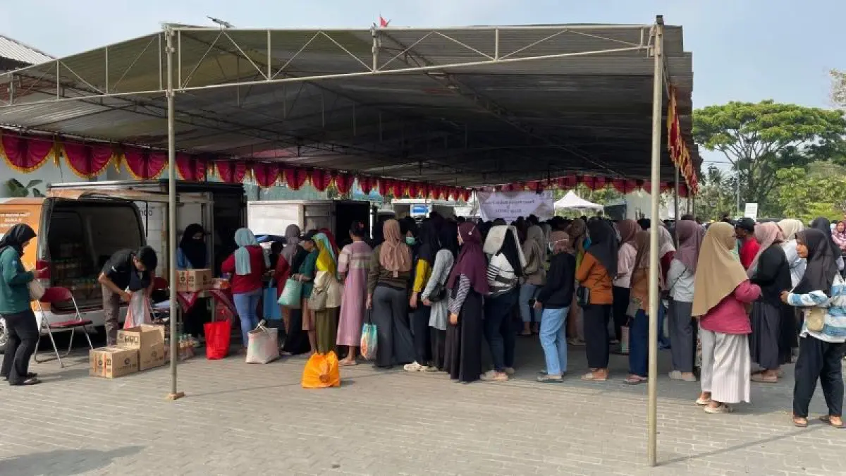 MENGULAR: Warga mengantre untuk membeli sembako dalam kegiatan Pasar Murah di GOR Guwosari, Kapanewon Pajangan Rabu (19/8).&nbsp;(Aris Romadhon/Radar Jogja)