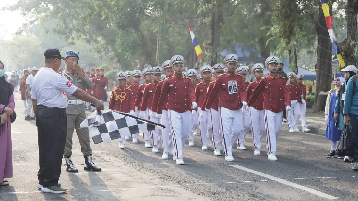 MERIAH: Peserta pawai dari sekolah memberikan penampilan baris berbaris di depan panggung. Dokumentasi Pemkab Kulon Progo