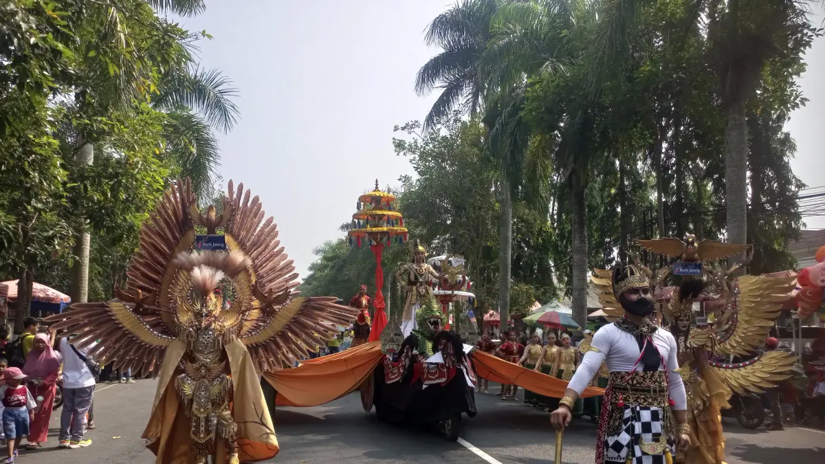 Para peserta parade budaya tampil memukau di hadapan warga di sepanjang Jalan Soekarno-Hatta, Rabu (19/8).