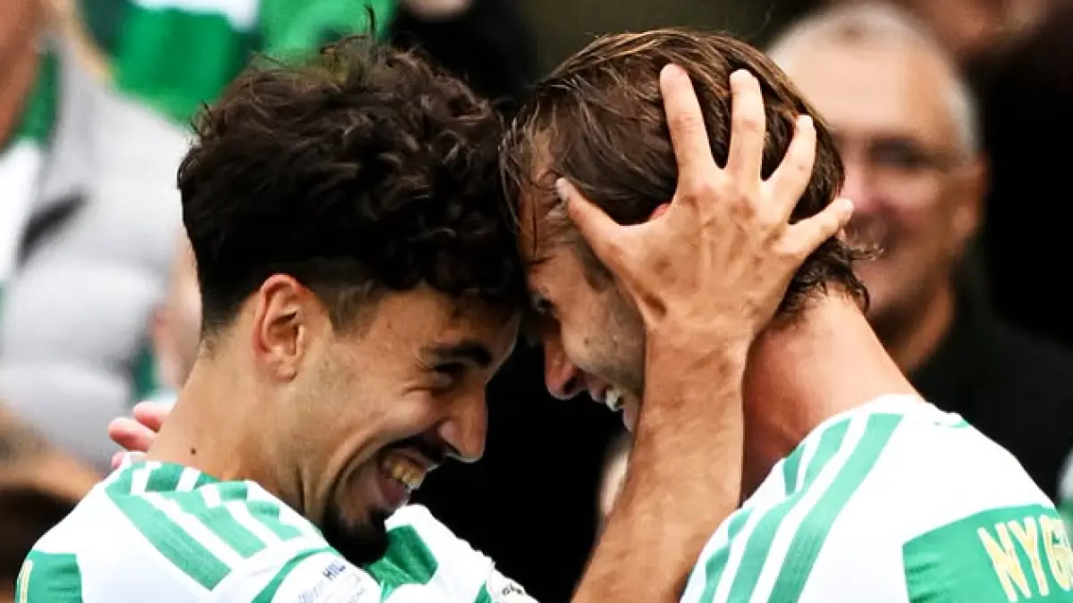 Selebrasi para pemain Celtic dalam kemenangan 4-0 atas Dundee United.