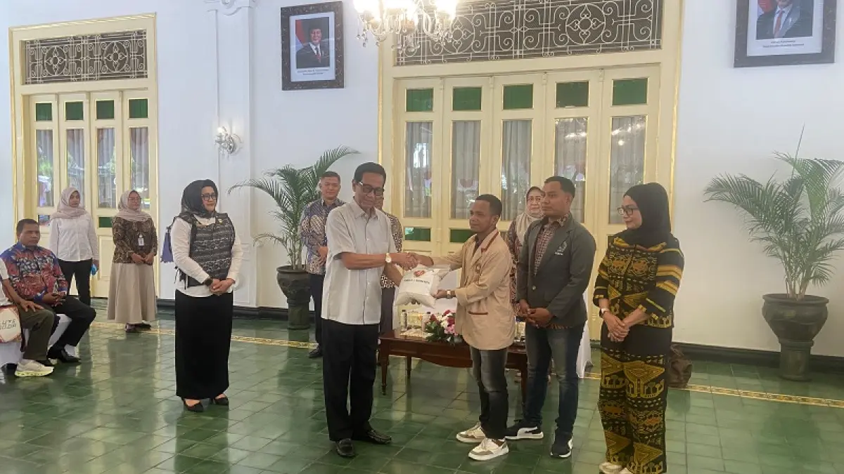 SIMBOLIS: Gubernur DIY Hamengku Buwono (HB) X sedang memberikan bantuan kepada korban terdampak di Bangsal Kepatihan Rabu (19/8/2026). Cintia Yuliani/Radar Jogja
