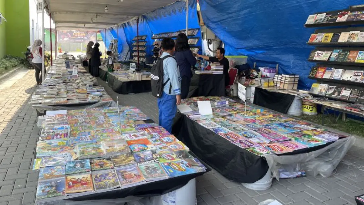 TINGKATKAN LITERASI: Dinas Perpustakaan dan Kearsipan (DPK) Kabupaten Bantul menggelar bazar buku di Perpustakaan Umum Kabupaten Bantul. (Aris Romadhon/Radar Jogja)
&nbsp;