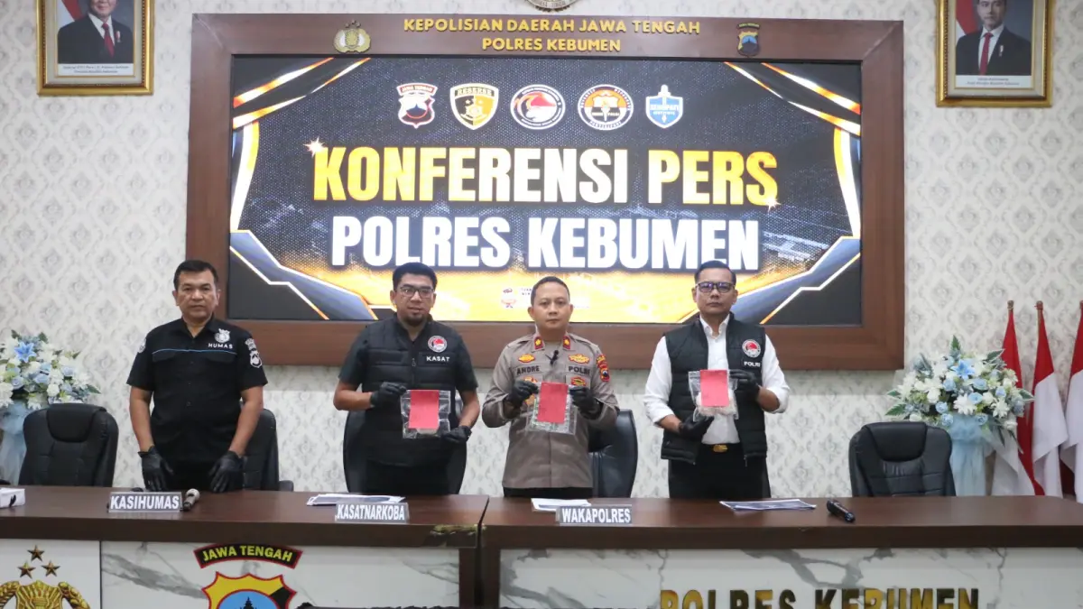 Wakapolres Kebumen Kompol Andre Bachtiar Winanomo didampingi pejabat polres menunjukkan barang bukti kasus peredaran obat keras ilegal. (Dokumentasi Polres Kebumen)