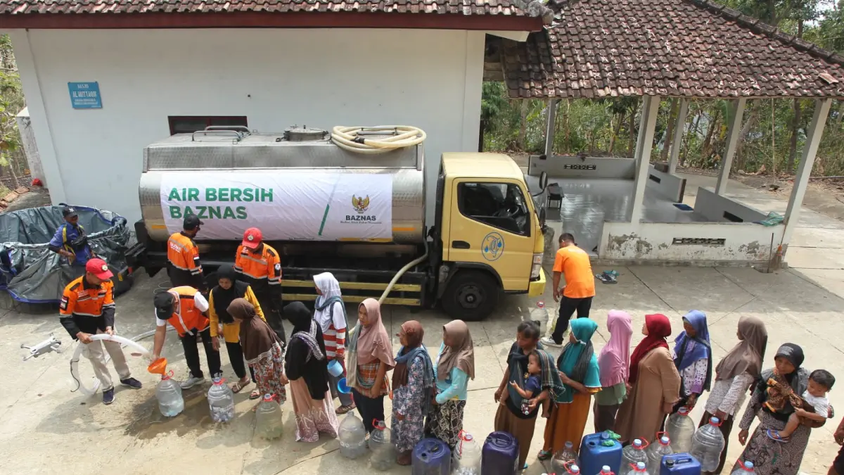 Warga Padukuhan Banaran, Pendoworejo, Girimulyo, Kulon Progo, mengantre untuk mendapatkan bantuan air bersih di tengah kemarau panjang, Rabu (19/8). (Guntur Aga/Radar Jogja)