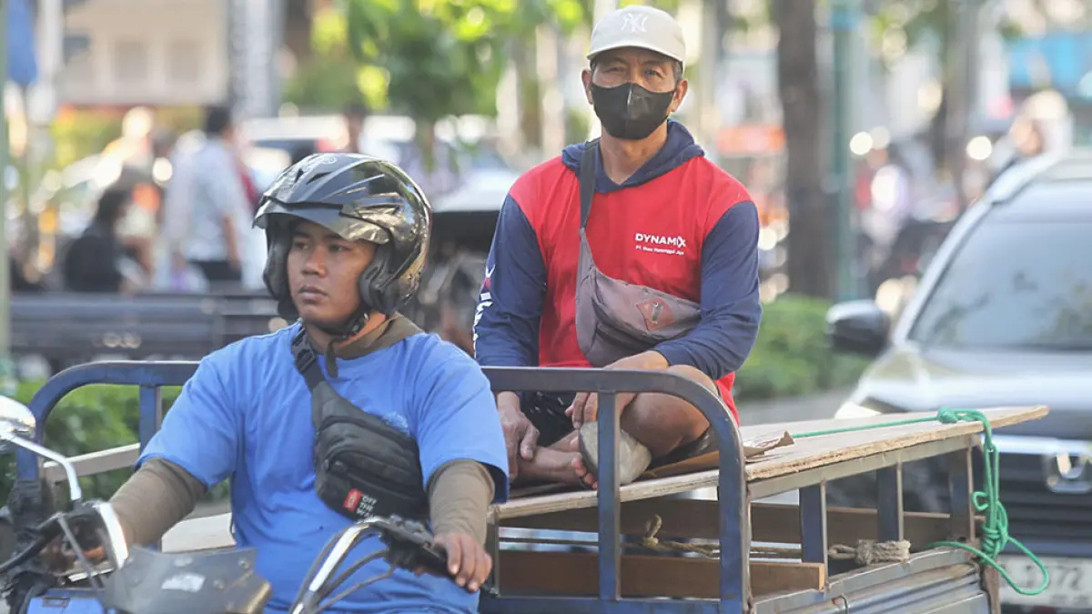 CEGAH: Pekerja mengenakan masker saat melintas di kawasan Malioboro, Kota Jogja, kemarin (20/8). Hingga Juli 2026, Dinas Kesehatan Kota Jogja mencatat 680 kasus tuberkulosis (TB), dengan 637 kasus di antaranya telah menjalani pengobatan. Guntur Aga Tirtana/Radar Jogja

