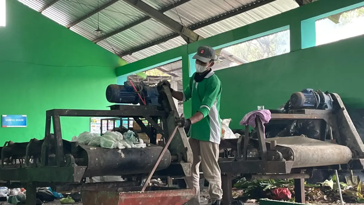 Aziz, pengelola TPS Guwosari sedang melakukan penggilingan popok - Aris Romadhon/Radar Jogja