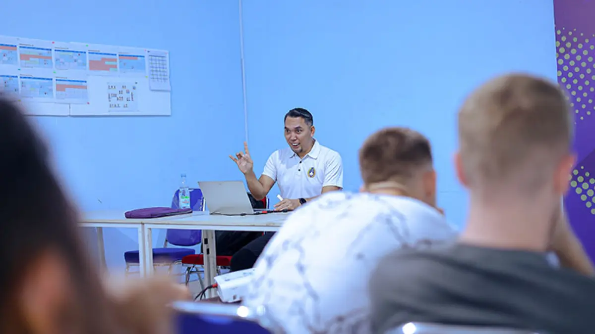 BERI PEMAHAMAN: Para pemain PSIM Jogja saat mengikuti pemaparan terkait Laws of the game. (Dok. PSIM Jogja)