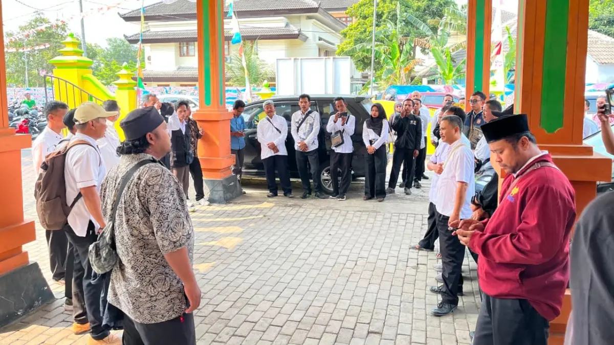 BERKUMPUL: Puluhan dukuh di Kulon Progo berkumpul di Dinas PMKal Dalduk KB untuk meminta audiensi, Rabu (19/8/2026). (Dokumentasi Paguyuban Dukuh Kulon Progo)