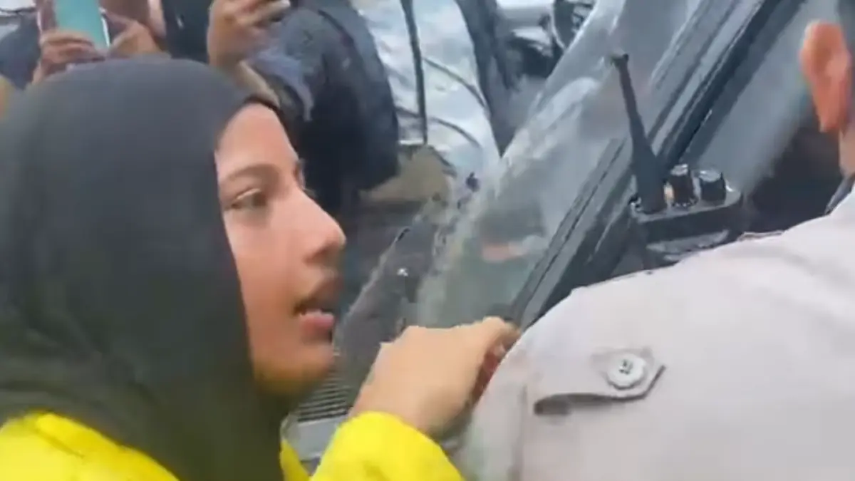Detik-detik Fatimah Azzahra melepas earphone salah satu aparat di tengah aksi demo di jalan menuju Bundaran HI, Jakarta, Selasa (18/8/2026). (ISTIMEWA)