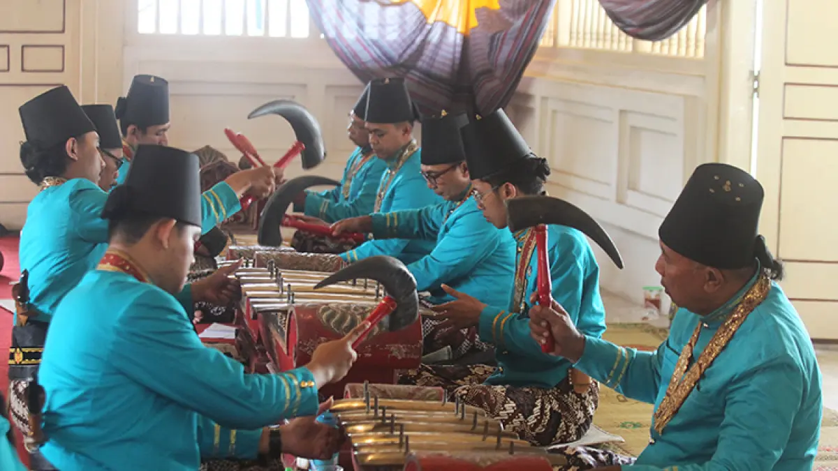HAJAD DALEM: Para Abdi dalem sedang melakukan kirab Miyos Gangsa menuju Masjid Gedhe Kauman, Rabu (19/8/2026). (Foto: Guntur Aga Tirtana/Radar Jogja)