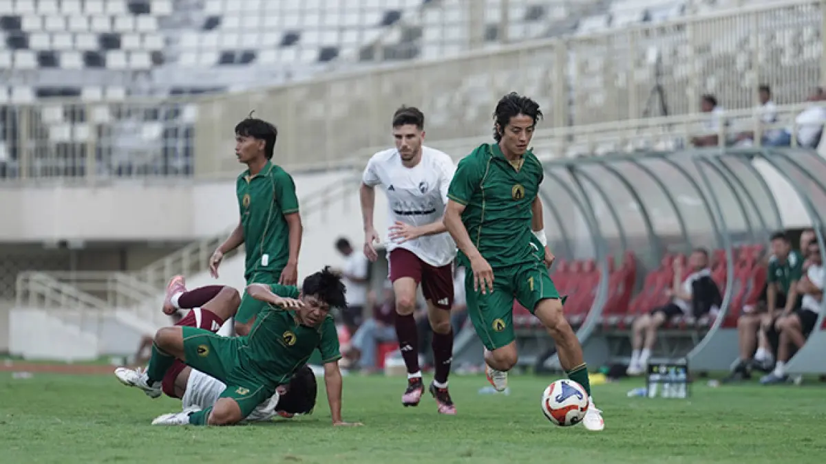 IMBANG: Pemain asing anyar PSS Hiromu Tanaka saat menggiring bola dalam uji coba melawan PSM Makassar di MagIS, kemarin sore (20/8). (Dok. PSS Sleman)