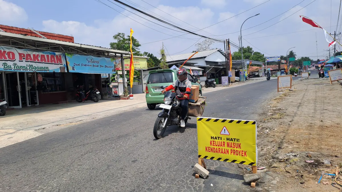 Jalan Ngawen-Bundelan Direkonstruksi, Akses Pasar hingga Jalur ke Klaten Dibenahi

Suasana pengerjaan rekonstruksi Jalan Ngawen-Bundelan, Kapanewon Ngawen, Gunungkidul.