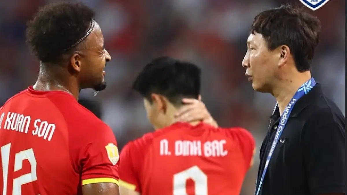Nguyen Xuan Son dan Kim Sang-Sik dalam kemenangan atas Malaysia di semifinal ASEAN Championship 2026.