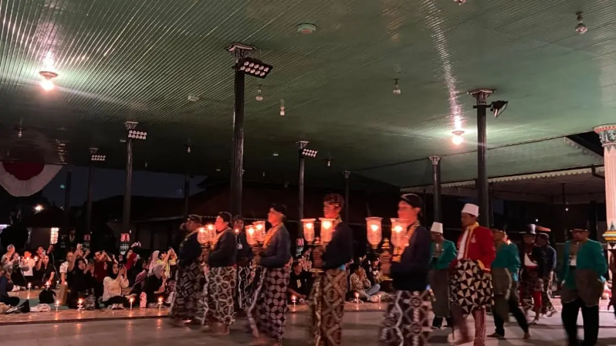 Para Abdi dalem sedang melakukan kirab Miyos Gangsa menuju Masjid Gedhe Kauman Rabu (19/8)  - Cintia Yuliani/Radar Jogja