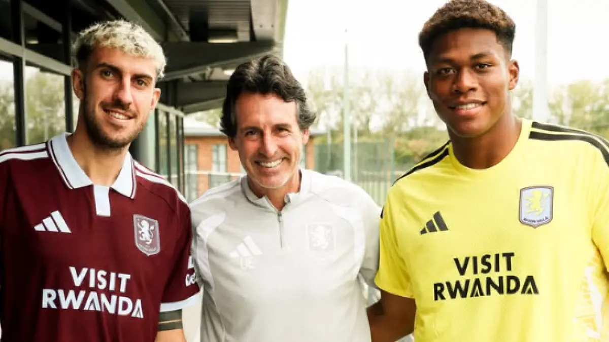 Pemain anyar Aston Villa, Matteo Ruggeri (pojok kiri) dan Zion Suzuki (pojok kanan) bersama pelatih Unai Emery (tengah).