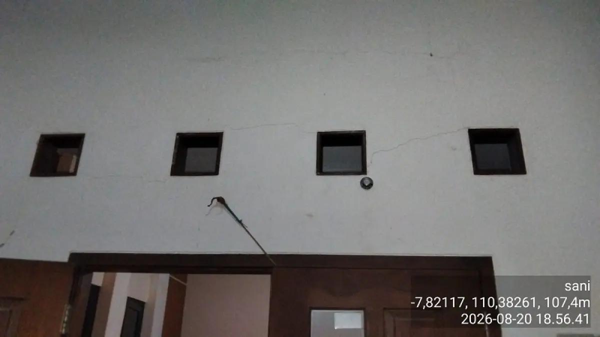 RETAK:&nbsp;Petugas saat melakukan pengecekan terhadap rumah terdampak gempa di Kelurahan Sorosutan, Kemantren Umbulharjo, Kota Jogja, Kamis (20/8/2026). DOKUMENTASI BPBD KOTA JOGJA&nbsp;