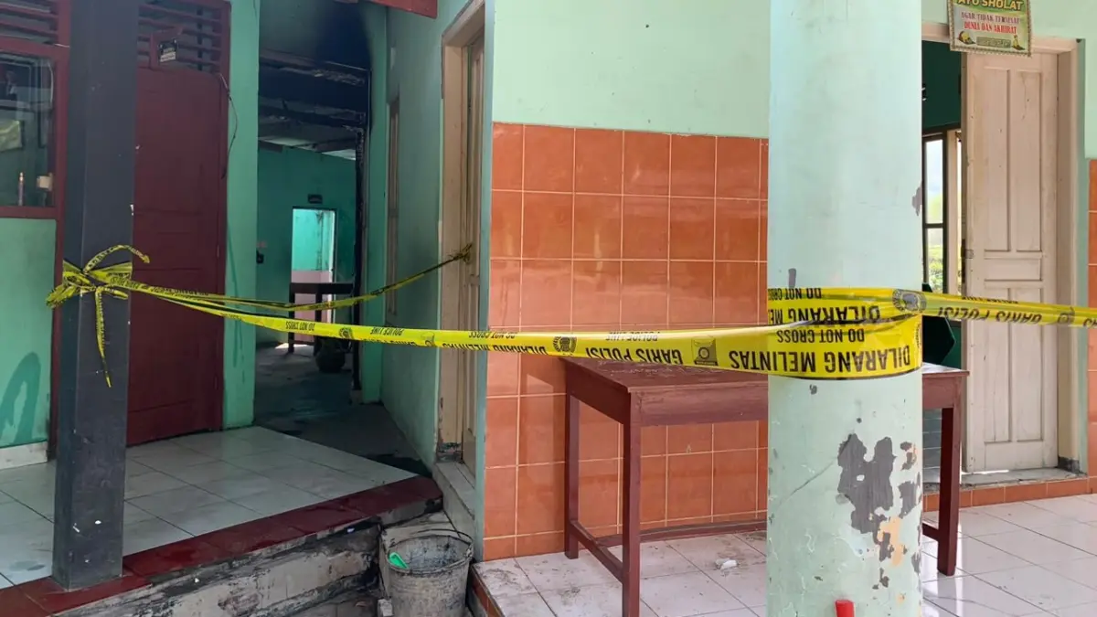 Sekolah dipasangi garis polisi. (Dzika Fajar/Radar Jogja)
