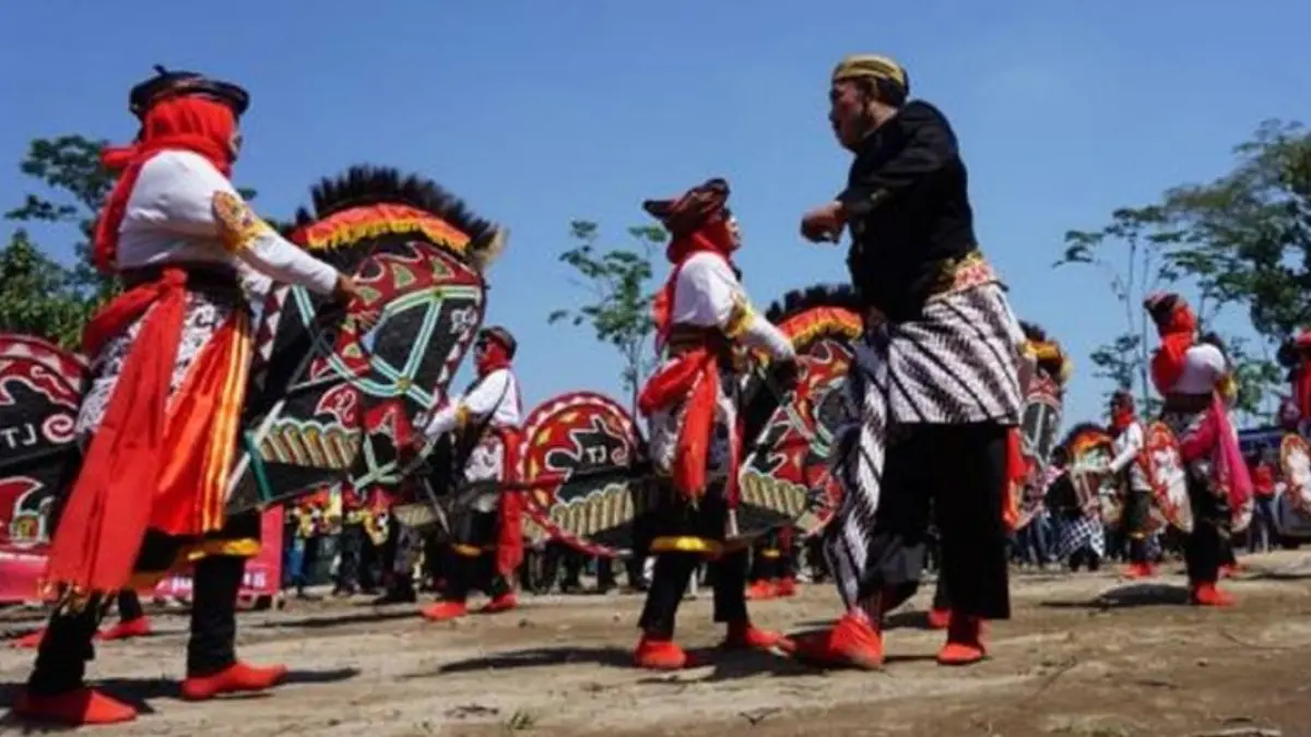 Suadesa menghadirkan pertunjukan seni tradisi masyarakat lokal. 