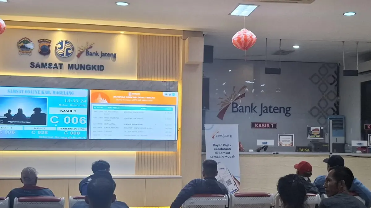 Suasana kantor UPPD Mungkid. Banyak pengguna kendaraan bermotor yang hendak membayar pajak.