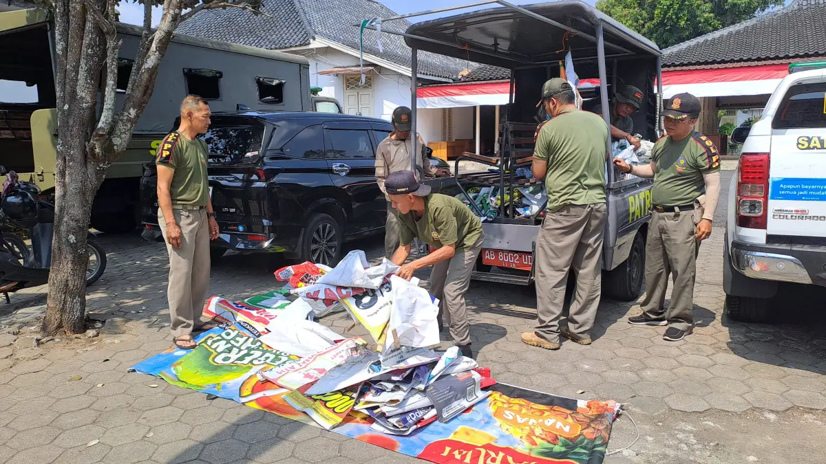 Tegas Tertibkan, Sehari Satpol PP Gunungkidul Razia 100 Reklame Melanggar