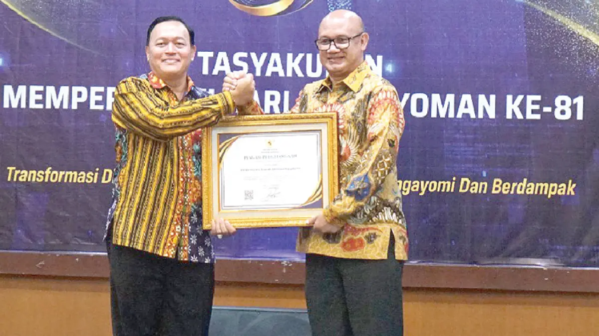 TINGKAT NASIONAL: Sekretaris DPRD DIY Yudi Ismono (kiri) menerima penghargaan atas pengelolaan JDIH yang diserahkan Kepala Kanwil Hukum DIY Agung Rektono Seto.